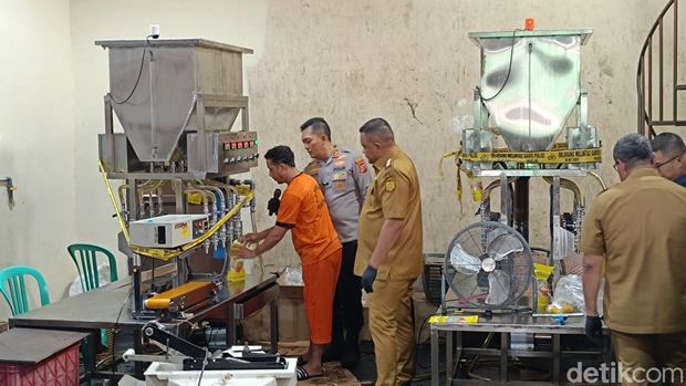 Pabrik produksi minyak goreng di wilayah Sukaraja, Kabupaten Bogor, Jawa Barat, yang mengemas ulang dan mengurangi takaran minyak goreng dengan merek MinyaKita. Foto: Rizky/detikcom.