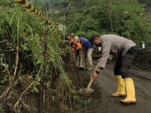 Polisi hingga Warga Bersihkan Material Tebing Longsor di Lereng Bromo Polisi hingga Warga Bersihkan Material Tebing Longsor di Lereng Bromo