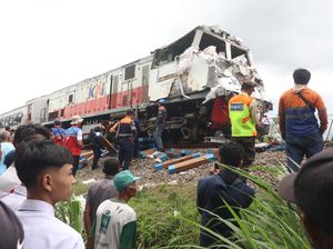 Kondisi KA Kertanegara Usai Tabrak Truk di Kediri Kondisi KA Kertanegara Usai Tabrak Truk di Kediri