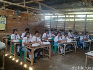 Cerita Siswa-Guru SMKN 1 Gido di Nias: Bangunan dari Papan, Hujan Tak Belajar Cerita Siswa-Guru SMKN 1 Gido di Nias: Bangunan dari Papan, Hujan Tak Belajar