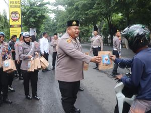Saat Polisi di Pasuruan Berbagi Takjil kepada Pengguna Jalan
