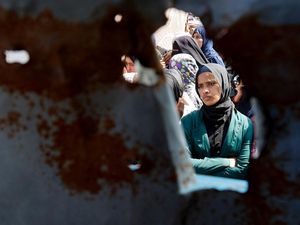 Potret Warga Khan Younis Antre Roti