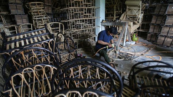 Melihat Pembuatan Keranjang Parsel yang Laris Jelang Lebaran