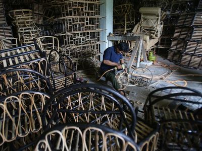 Melihat Pembuatan Keranjang Parsel yang Laris Jelang Lebaran