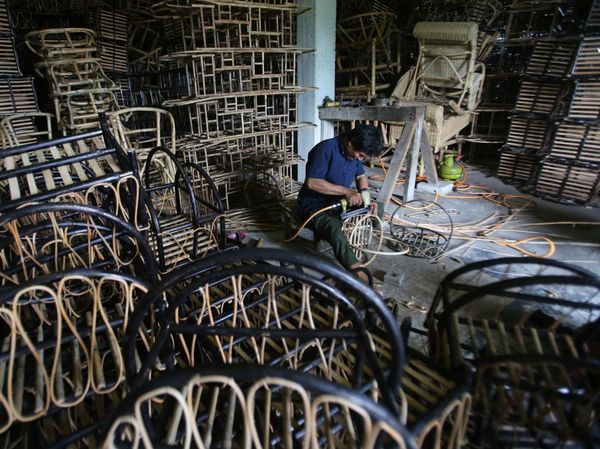 Melihat Pembuatan Keranjang Parsel yang Laris Jelang Lebaran