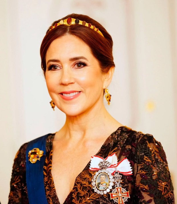 Ratu mary kenakan tiara langka