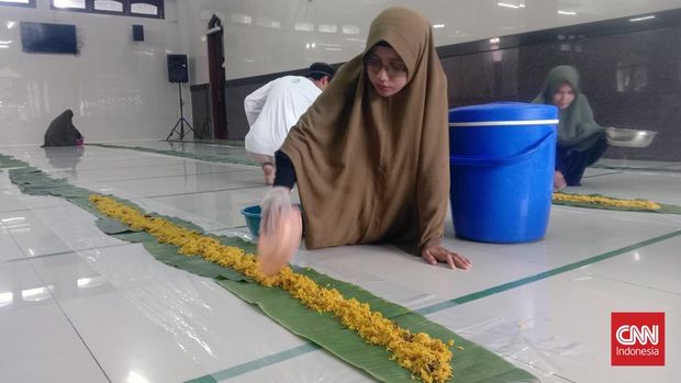 Ratusan jamaah di Masjid Baitul Makmur, Monang-maning, di Desa Tegal Harum, Kecamatan Denpasar Barat, Kota Denpasar, Bali, saat berbuka puasa dengan tradisi megibung, pada Minggu (9/3). (FOTO Kadafi).