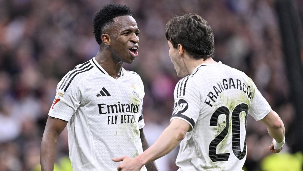 Vinicius Junior (kiri) merayakan golnya ke gawang Rayo Vallecano bersama Fran Garcia. Foto: Anadolu via Getty Images/Anadolu