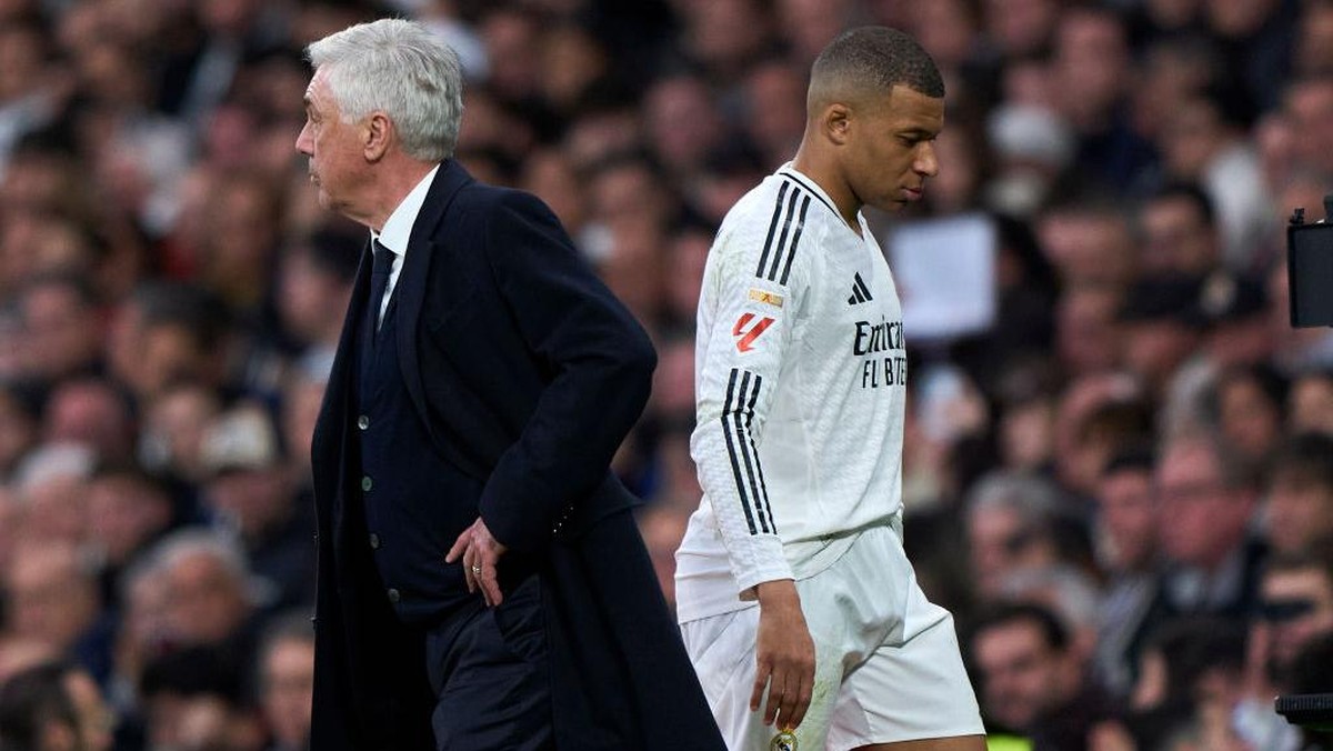 Mbappe (kanan) ditarik keluar Ancelotti di babak kedua. Foto: Getty Images/Diego Souto