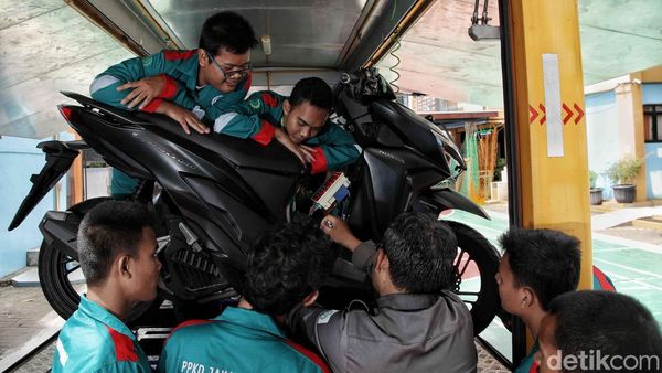 Saat Siswa Istimewa Ikut Pelatihan Kerja Servis Sepeda Motor