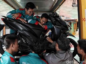 Saat Siswa Istimewa Ikut Pelatihan Kerja Servis Sepeda Motor