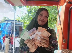 Warga Denpasar Antusias Tukarkan Uang Baru untuk Lebaran