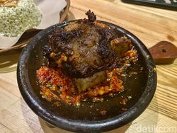 Sambal Ambu: Gurih Meresap! Iga Bakar Sambal Bawang Pakai Nasi Daun Jeruk