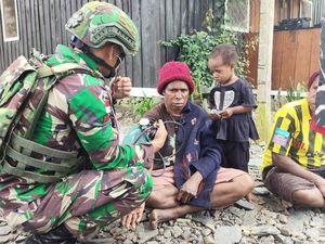 Satgas Yonif 715/Mtl Cek Kesehatan ke Rumah-rumah Warga Papua