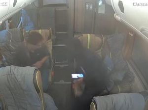 Aksi Maling Laptop di Bus Tutupi Kamera CCTV tapi Mukanya Kadung Terekam! Aksi Maling Laptop di Bus Tutupi Kamera CCTV tapi Mukanya Kadung Terekam!