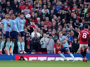 Kontroversi Gol Tendangan Bebas MU ke Gawang Arsenal