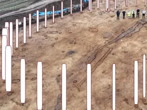 Lingkaran Kayu Kuno Mirip Stonehenge Ditemukan di Negara Ini, Berusia 4.000 Tahun Lingkaran Kayu Kuno Mirip Stonehenge Ditemukan di Negara Ini, Berusia 4.000 Tahun