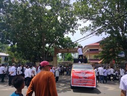 CPPPK di Dompu Demo Tolak Tunda Pengangkatan, Guru Honorer Menangis