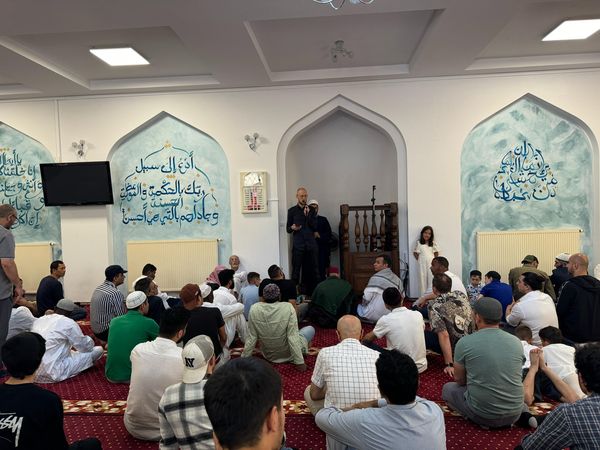 Suasana Masjid di Warsawa, Polandia