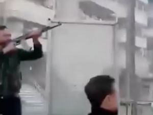 Video Mencekam Orang-orang Bersenjata Menyerang Restoran di Suriah