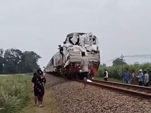 KA Kertanegara Vs Truk di Kediri, Lokomotif Remuk KA Kertanegara Vs Truk di Kediri, Lokomotif Remuk