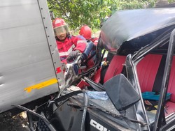 Truk Boks Tabrak Pikap di Surabaya, Salah Satu Sopir Terjepit