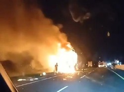 Api Membara Hanguskan Truk Paket di Tol Kanci Cirebon