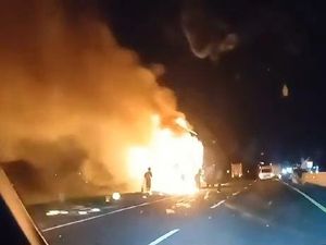 Api Membara Hanguskan Truk Paket di Tol Kanci Cirebon Api Membara Hanguskan Truk Paket di Tol Kanci Cirebon