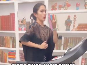 Gaya Ussy Sulistiawaty Olahraga di Rumah Jadi Sorotan, Lari Pakai Daster Gaya Ussy Sulistiawaty Olahraga di Rumah Jadi Sorotan, Lari Pakai Daster
