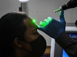 Warga Jakarta Ramai-ramai Hapus Tato Saat Ramadan