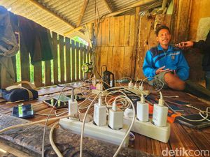 Kala Warung di Sukabumi Jadi Stasiun Isi Daya Penyintas Bencana