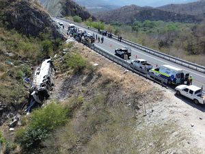 11 Orang Tewas gegara Bus Masuk Jurang di Meksiko