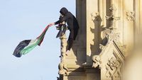 Aksi Pria Kibarkan Bendera Palestina di Big Ben London, Berakhir Ditangkap