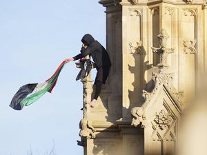 Aksi Pria Kibarkan Bendera Palestina di Big Ben London, Berakhir Ditangkap Aksi Pria Kibarkan Bendera Palestina di Big Ben London, Berakhir Ditangkap