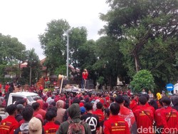 Buruh Pabrik Alas Kaki Demo di Kantor Bupati Cirebon gegara PHK Massal