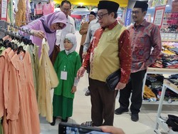 Riangnya Ratusan Anak Yatim Piatu di Sidoarjo Diajak Belanja Baju Lebaran