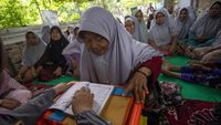 Antusias Warga Lansia Ikut Pesantren Ramadan di Indramayu