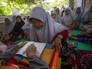 Antusias Warga Lansia Ikut Pesantren Ramadan di Indramayu