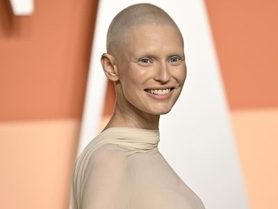 8 Potret Supermodel Tampil Botak Usai Kemoterapi Kanker