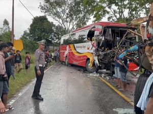 Bus Gumarang Jaya dan Truk Laga Kambing di Solok, Dua Sopir Terjepit Bus Gumarang Jaya dan Truk Laga Kambing di Solok, Dua Sopir Terjepit