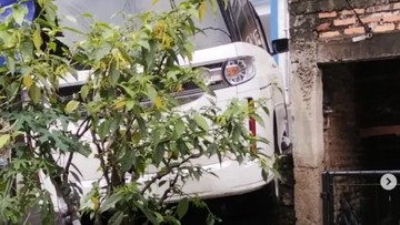 Drama Jalan Sempit Depok: Mobil Terperosok dan Tim Damkar Hadir untuk Menyelamatkan!