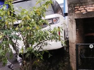 Mobil Terperosok saat Melintas di Jalan Sempit Depok, Damkar Evakuasi Mobil Terperosok saat Melintas di Jalan Sempit Depok, Damkar Evakuasi