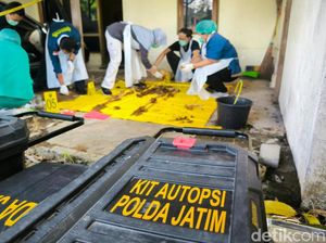 Evakuasi Kerangka Manusia dalam Mobil di Asrama Polisi Gresik Evakuasi Kerangka Manusia dalam Mobil di Asrama Polisi Gresik