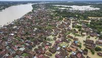 Sepekan Banjir Luapan Sungai Batanghari Merendam Jambi