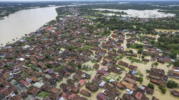 Sepekan Banjir Luapan Sungai Batanghari Merendam Jambi