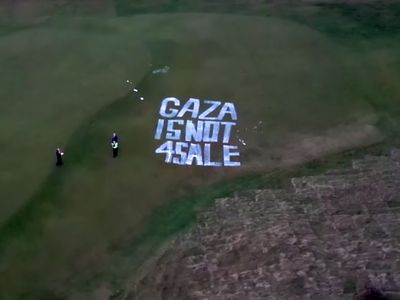Grafiti Palestine Is Not 4 Sale Hiasi Resor Golf Trump di Skotlandia