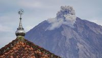 Gunung Semeru Aktif Luncurkan Abu Vulkanik