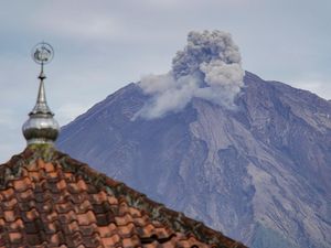 Gunung Semeru Aktif Luncurkan Abu Vulkanik