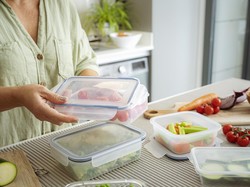 Cara Membersihkan Wadah Plastik dengan Bahan Alami agar Bebas Bau