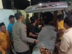 Geger Video Pria di Sampang Tewas Dibacok Dalam Rumah Geger Video Pria di Sampang Tewas Dibacok Dalam Rumah